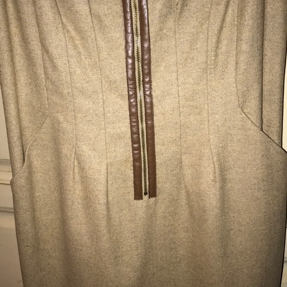 Classic and chic designer wool patterned dress - Picture 6 of 8